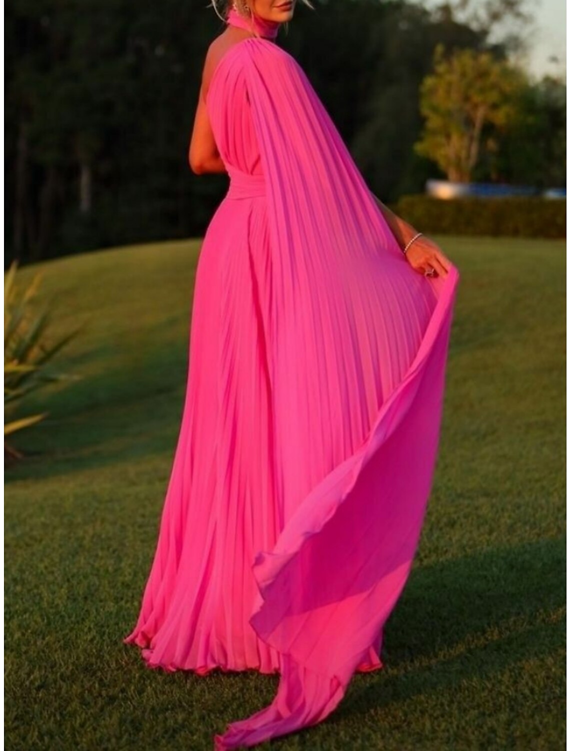 Abito da sera a trapezio, elegante, formale, con strascico a ruota, senza maniche, monospalla, in chiffon con pieghe e arricciature